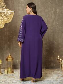 SHEIN Clasi Gaun Pas Badan Bergaya Pesta Tahun Baru untuk Wanita Ukuran Besar dengan Bordir Ungu - Purple - View 2