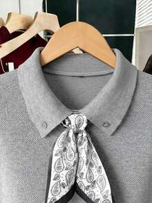 Franclia 女士春夏灰色简约百搭围巾领带时尚高端设计纽扣翻领插肩半袖休闲针织套头毛衣 - 灰色 - 查看 5