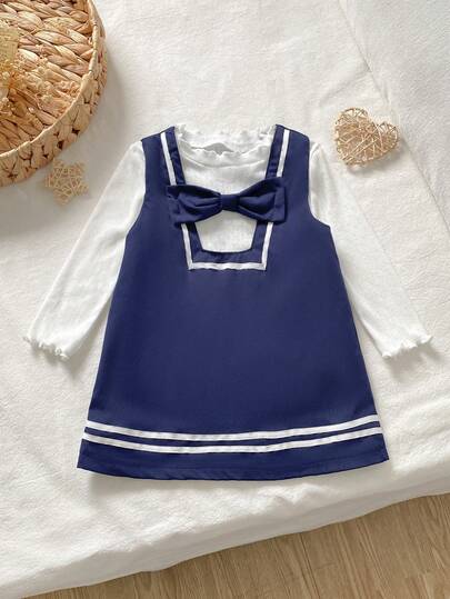 女婴可爱套装，白色针织内搭搭配藏蓝色学院风连衣裙，休闲户外装。