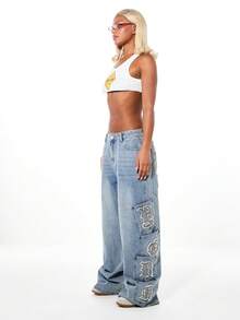 SUMWON WOMEN 女士宽松牛仔裤，饰有哥特字母贴布，阔腿设计，Y2K街头复古水洗裤装，秋冬款 - 淺色水洗藍 - 查看 5