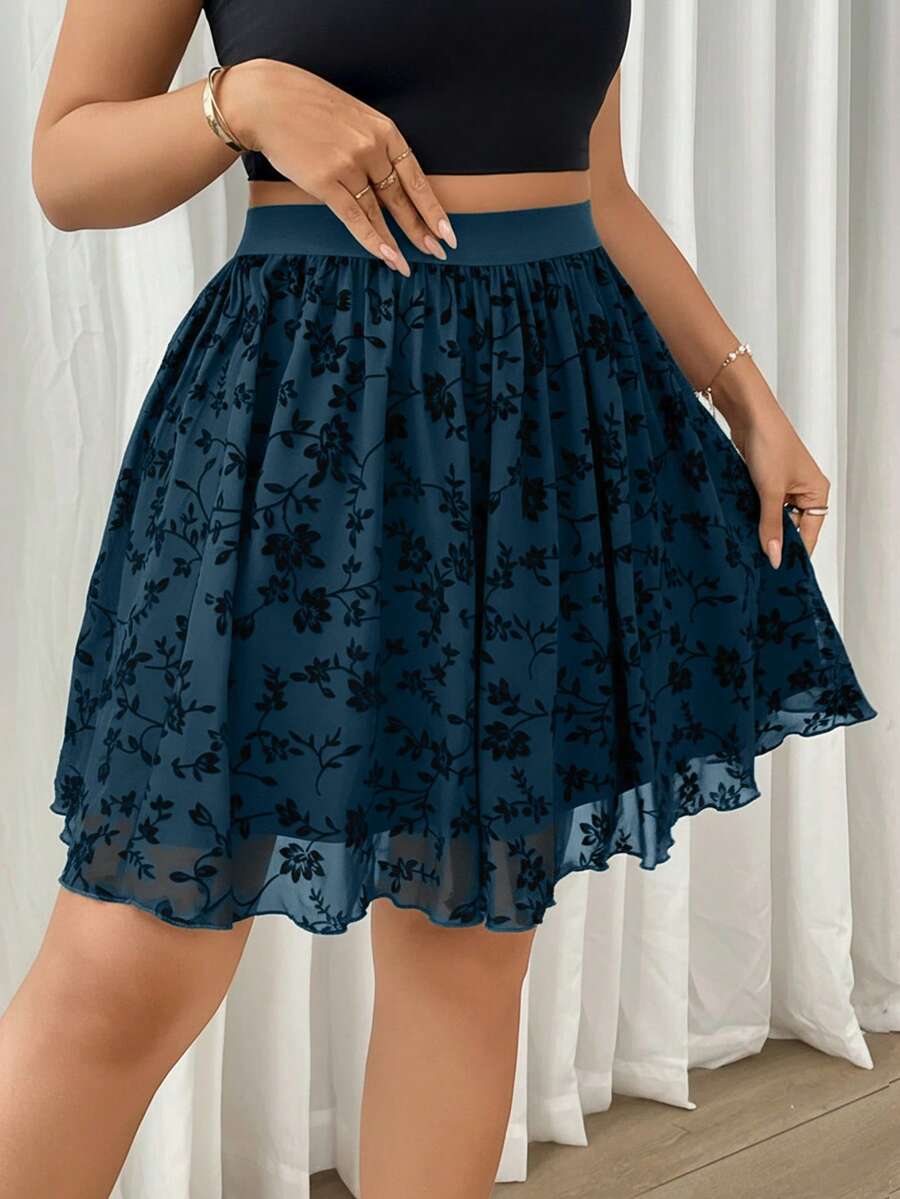 SHEIN Privé 大码舒适休闲优雅花卉植绒面料喇叭腰身松紧腰带百搭通勤女短裙,春夏款 - 寶藍色 - 查看 1