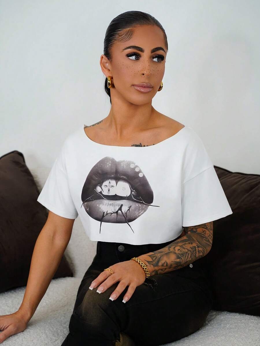 SAYEHFBABY 女式不对称领口短款 T 恤，朋克亚文化唇印白色短袖上衣 - 白色 - 查看 1