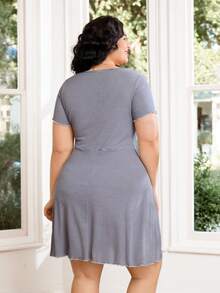 Solflare Rochie mini tricotată cu dungi, casual, cu decolteu în V, mâneci scurte, cu șnur decorativ, decor de primăvară/vară, potrivită pentru ieșiri în oraș, petreceri, festivaluri de muzică, întoarcerea la școală, naveta, vacanțe, ținute de stradă, timp liber acasă, plimbări în oraș, mărime mare, bleumarin - Albastru si alb - Vizualizare 2