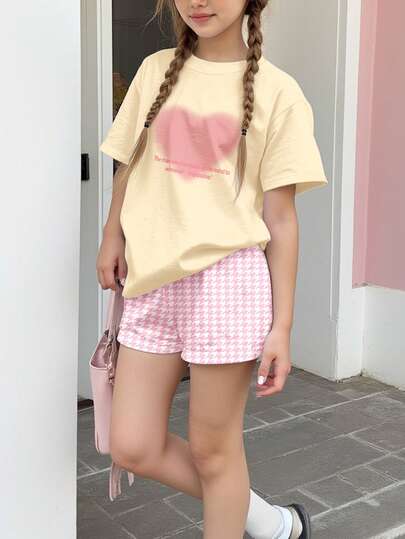 SHEIN Cream Cake Color, Cream Yellow & Cream Pink Houndstooth, Sweet Girl Gradient Heart Print, Young Girl Casual Minimalist Heart Graphic Short Sleeve Crew Neck Top And Shorts 2 Piece Set, Suitable For Spring/Summer Casual & Loungewear