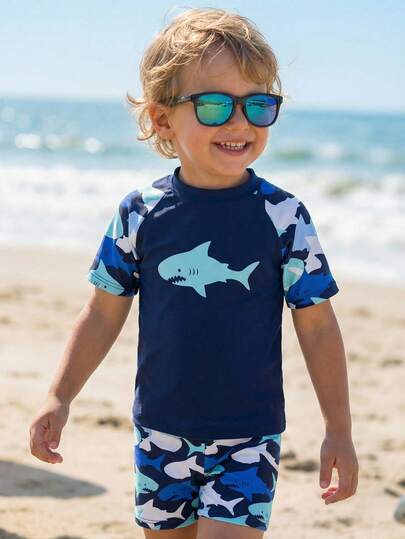 SHEIN Conjunto de traje de baño con estampado de tiburón de dibujos animados para niño pequeño, adecuado para la playa, la natación y el juego
