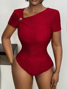 Xyvia Mono de mujer elegante, minimalista y sexy con decoración de hebilla de metal y tela texturizada de manga corta con hombro asimétrico, color rojo vino - Burdeos - Ver 7