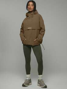 Musera Sport 尼龙半拉链口袋细节Logo连帽外套，春夏皆宜，可作雨衣、徒步、运动、休闲、假日、节日、街头服饰、冬季、返校季、健身、休闲、日常、冬季、圣诞节穿着。 - 棕色 - 查看 4