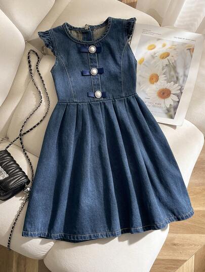 女童牛仔连衣裙，可爱风格，春夏款，深蓝色，圆领，荷叶边装饰，纽扣蝴蝶结点缀，飘逸袖子，修身剪裁，面料柔软舒适，时尚百搭