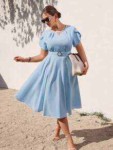 SHEIN Tall CURVE 大码浅蓝色短袖腰部金属环装饰喇叭裙 - 藍色 - 查看 3