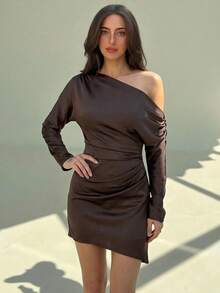 Aloruh Robe mini élégante pour femmes, de couleur unie, avec épaules obliques, manches longues et design plissé - Tabac - Voir 10