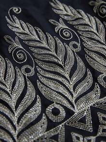 Aveloria Modichic 黑色长袖衬衫裙，精致刺绣，亮片和珍珠点缀，经典优雅度假风，适合职场、正式场合，翻领设计，羽毛刺绣，腰部系带，A字中长款廓形，轻盈雪纺面料。主要特点：刺绣连衣裙，腰部系带连衣裙，长袖衬衫裙，优雅风格，职场穿搭推荐，秋冬新品，修身设计，纯色连衣裙，雪纺面料。 - 黑色 - 查看 2