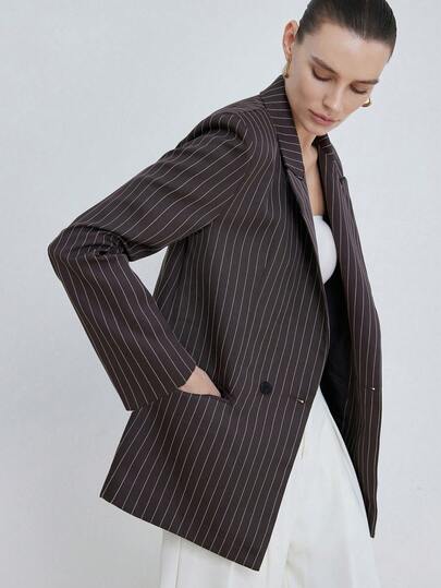Aveloria Modichic 深咖啡色条纹西装外套，精湛剪裁，经典商务风格，适合职场、会议及正式场合，翻领设计，单排扣，宽松直筒版型，优质西装面料，穿着舒适。关键词：条纹西装，单排扣外套，职场必备，宽松版型，商务正装，秋冬新品，休闲西装外套，简约风格。新款宽肩垫肩条纹西装宽松通勤外套