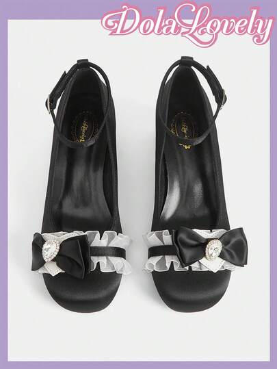 Dola Lovely 梦幻甜美洛丽塔风黑色缎面女士高跟鞋，方头粗跟，饰有水钻搭扣蝴蝶结踝带玛丽珍鞋，洛丽塔甜美女孩专属，适合下午茶派对、洛丽塔套装、生日派对等场合。