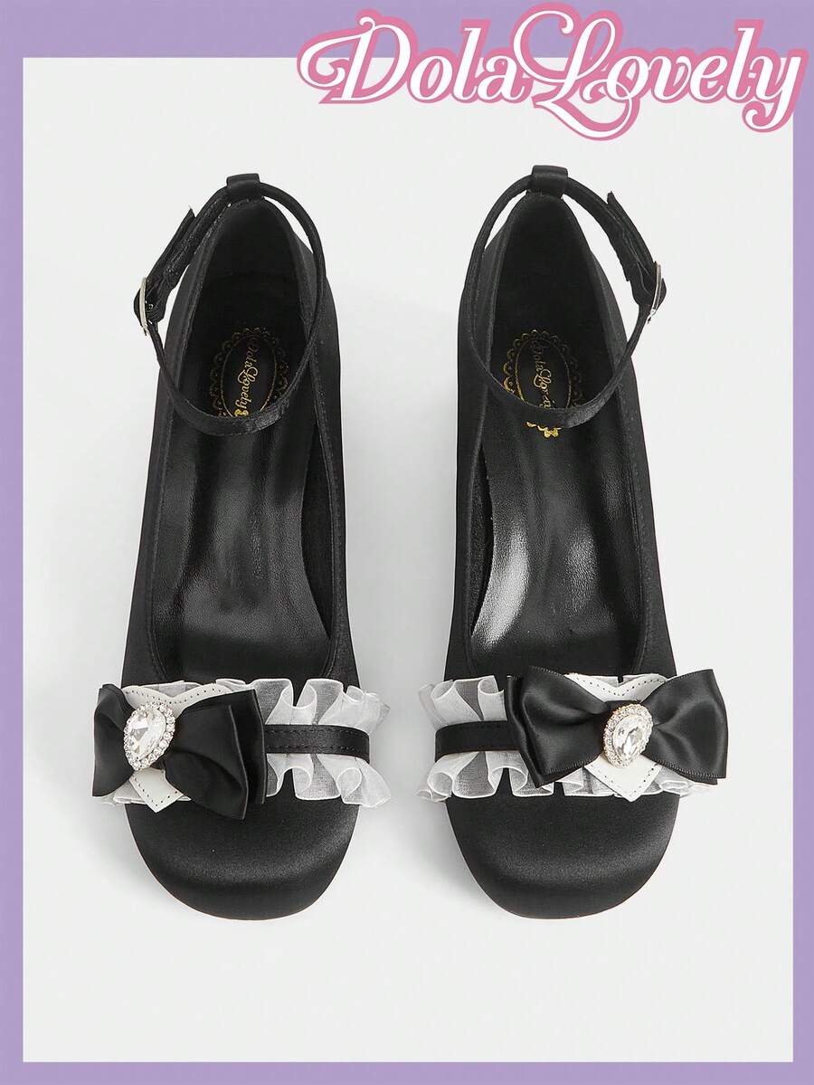 Dola Lovely 梦幻甜美洛丽塔风黑色缎面女士高跟鞋，方头粗跟，饰有水钻搭扣蝴蝶结踝带玛丽珍鞋，洛丽塔甜美女孩专属，适合下午茶派对、洛丽塔套装、生日派对等场合。 - 黑色 - 查看 1