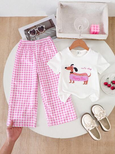 Conjunto de camiseta y pantalones casuales de primavera/verano para niñas pequeñas (talla pequeña), con estampado digital de perro salchicha lindo en la parte delantera de la camiseta de jersey de color blanco sólido de cuello redondo y manga corta, combinada con pantalones anchos de tela tejida a cuadros rosa y blanco, 2 piezas, adecuado para niñas jóvenes en estilo coreano, minimalista, perezoso, apropiado para la escuela diaria, salidas, vacaciones, fiestas, vacaciones, atuendo de primavera/verano