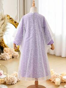 SHEIN 这款浅粉色传统中东风格女童两件套，上衣采用精致蕾丝面料，饰以色彩缤纷的刺绣花卉，优雅别致，适合节日、家庭聚会等正式场合，轻盈透气，是春秋季的理想之选。 - 紫色 - 查看 2