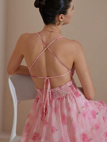 Aveloria Rosie Spaghetti-jurk met bloemenprint, geplooide details, dunne bandjes, meerlaagse chiffon rok, romantische en zoete stijl, geschikt voor zomerfeestjes, dates en vakanties, aansluitend bovenstuk met losse rok, lichte stof. Trefwoorden: Spaghetti-jurk, gelaagde rok, meerlaagse rok, roze bloemenprint, romantische stijl, zomerjurk, chiffon jurk, romantische date outfit, lichtgewicht.