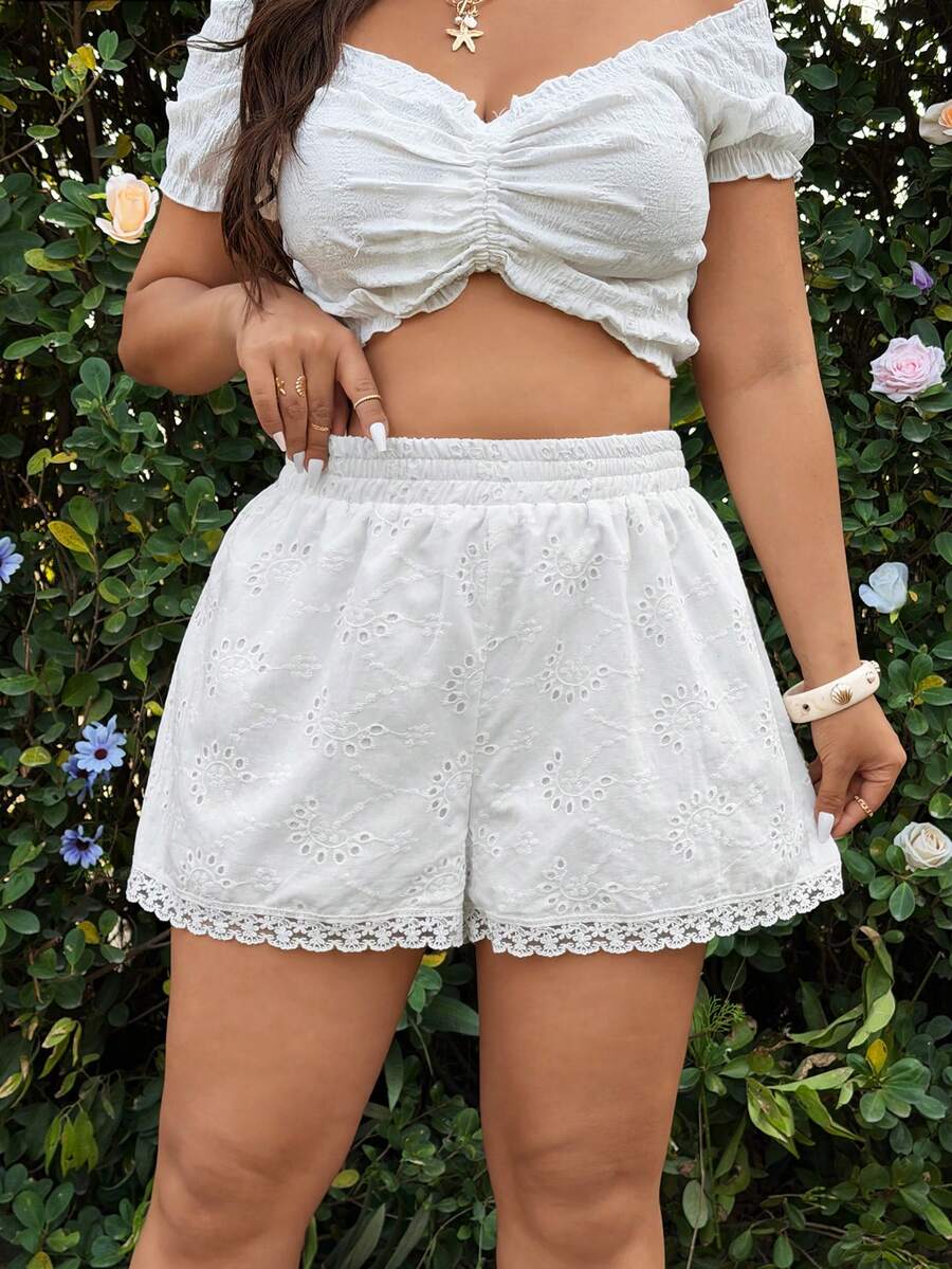 Sunnyshic 加大码女式欧美风白色重工刺绣弹力腰宽松度假短裤，带内衬防止走光，蕾丝边饰，适合日常出行、返校、校园风、海滩度假，是春夏短裤的理想之选。 - 白色 - 查看 1