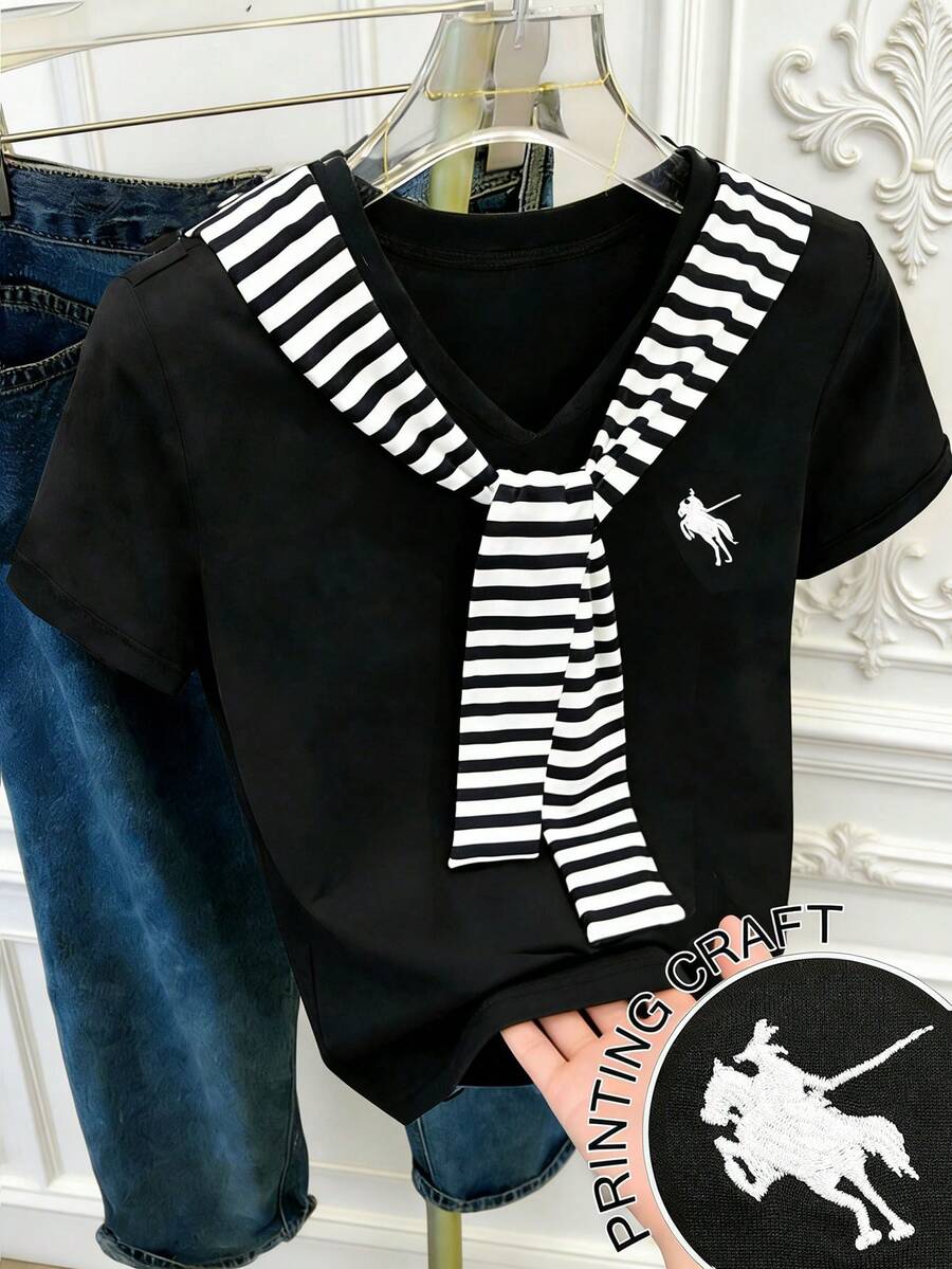SHEIN Franclia 女士短袖黑色V领T恤,采用条纹图案和刺绣设计的针织面料,领口为水手领,休闲百搭,优雅时尚,适合夏季度假穿着。另有黑白条纹上衣和黑色可爱休闲上衣可供选择。 - 黑色 - 查看 1