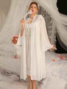 SHEIN Bộ đồ ngủ lãng mạn cổ điển gồm áo choàng và váy ngủ xuyên thấu gợi cảm trễ vai, cỡ lớn, có thể tháo rời, cổ áo xếp nếp và nơ. - trắng - Xem 4