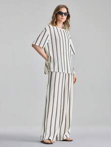 Ontre 2026春夏新款女士两件套，黑白竖条纹针织镂空Polo领上衣搭配松紧腰裤，现代优雅的婚礼宾客装扮，简约浪漫的法式奢华都市时尚商务休闲办公服饰，低调奢华的质感，都市通勤、机场、邮轮、中东旅行必备单品，四季皆宜的高级婚礼系列女士两件套。 - 黑與白 - 查看 4