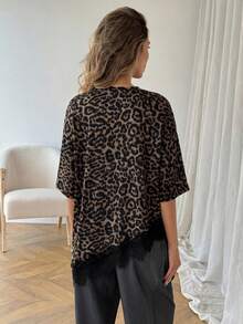 SHEIN LUNE 女士休闲豹纹蕾丝拼接短袖T恤，不对称下摆，适合夏季度假、通勤和日常穿着。夏季休闲上衣，适合度假、夏季、春季、春假、海滩、休闲上衣、外出上衣、夏季上衣、豹纹蕾丝边饰上衣。 - 彩色 - 查看 3