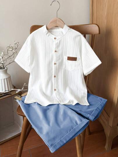 SHEIN Set de 2 piezas de camisa de cuello alto con textura a rayas y pantalones cortos a rayas para niños, cómodo y de moda