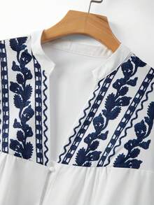 GlowEve CURVE 大码时尚休闲V领印花刺绣复古风衬衫，适合春夏、返校、度假、毕业典礼、节假日、情人节、圣诞节、音乐节、母亲节、万圣节、感恩节、复活节、国庆节、舞会、生日、约会、派对、婚礼、户外活动等场合。 - 彩色 - 查看 1