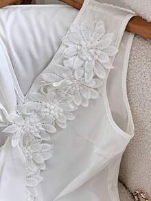 GlowEve 休闲度假3D立体花卉不对称无袖衬衫 - 白色 - 查看 3