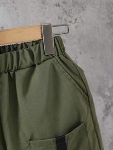 Bộ 3 món cho bé trai tuổi teen gồm áo thun in hình, quần short kaki và túi đeo chéo mini, thích hợp cho các hoạt động ngoài trời mùa xuân/hè. - xanh quân đội - Xem 3