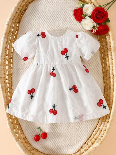 SHEIN 新生女宝宝甜美樱桃印花连衣裙 | 白色底红色樱桃印花 + 短袖 + 百褶裙，柔软亲肤，清新可爱，适合新生女宝宝日常/满月装扮，是送给新生儿的甜蜜礼物