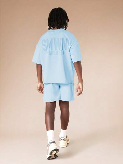 SUMWON Conjunto de camiseta de manga corta y pantalones cortos de niño en azul claro oversize con estampado premium en la espalda, informal