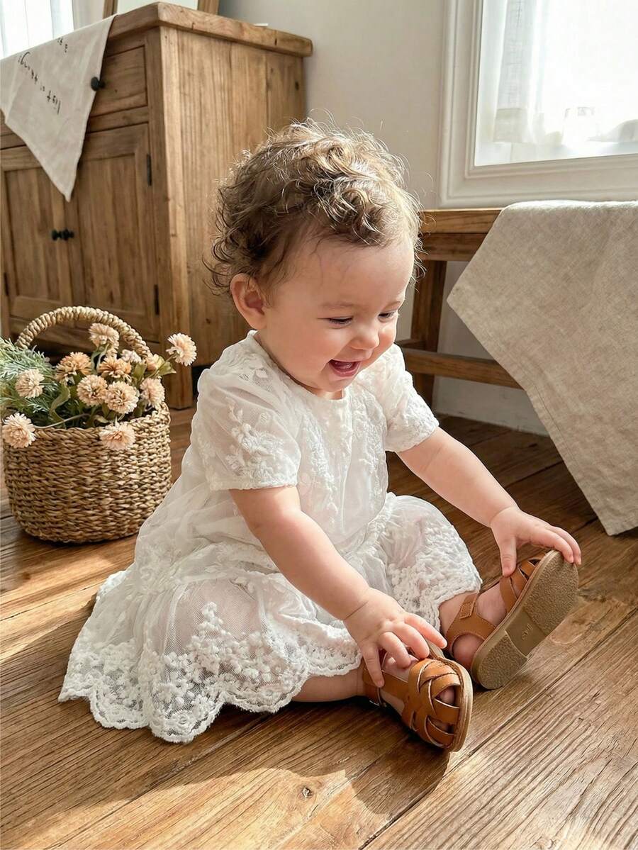 SHEIN 新生女婴白色提花网纱连衣裙，伴娘款式，适合婚礼穿着 - 白色 - 查看 1