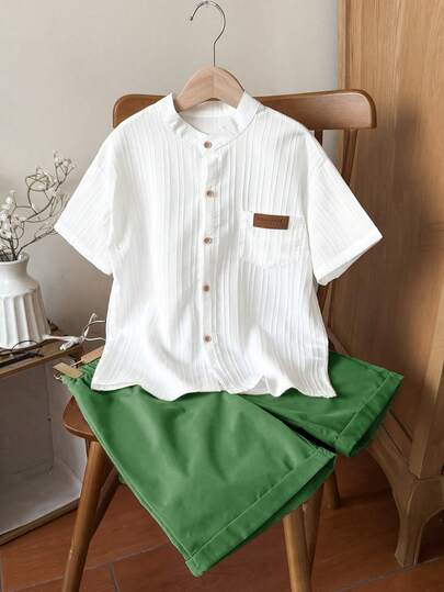 SHEIN Set de 2 piezas de camisa de cuello alto con textura a rayas y pantalones cortos a rayas para niños, cómodo y de moda