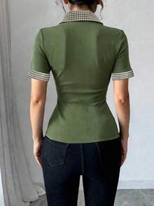 Selianne Camiseta con cuello Peter Pan de estilo deportivo para mujer, con parches de punto acanalado y volantes a cuadros - Verde militar - Ver 2
