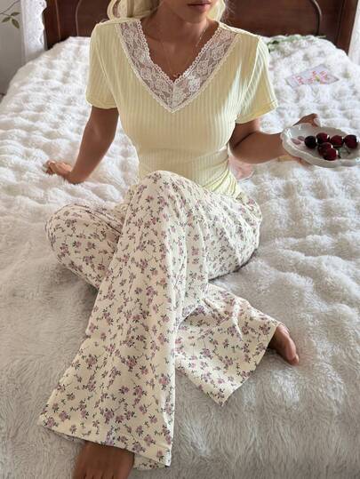 SHEIN Summer Floral 2 Pieces Set, Casual Short Sleeve Top And Pants, Fashionable And Age-Reducing