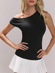 Sweetina Damen Schwarz-Weiß Kontrast-Farbiges Asymmetrisches Schulter Plissee Saum Modisches Mini-Kleid - Schwarz und Weiss - Übersicht 4