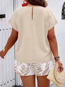 SHEIN Clasi Bộ đồ 2 mảnh cỡ lớn mùa hè, kiểu dáng thường ngày, màu trơn, gồm áo tay cánh dơi và quần short in họa tiết lá cây. - Nhiều màu - Xem 2