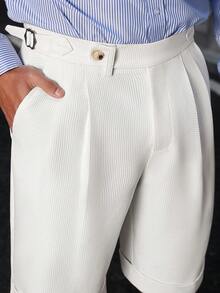 Manfinity Bizformal 男士白色华夫格针织褶裥廓尔喀短裤 - 高级纹理面料，侧边可调节搭扣，复古风格，适合商务休闲和夏季婚礼/男士斜插口袋褶裥休闲百搭短裤/经典双褶设计，侧边可调节搭扣，剪裁考究，尽显复古美感/男士白色华夫格针织褶裥廓尔喀短裤/男士白色短裤/男士休闲纹理白色褶裥卷边短裤 - 白色 - 查看 5