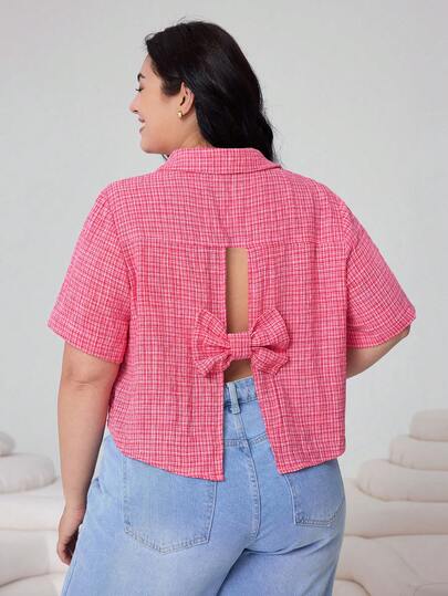 Solflare Nueva camisa casual versátil para primavera/verano, adecuada para salidas, uso diario, fiestas, festivales de música, vuelta al colegio, graduaciones, vacaciones, bodas, ropa urbana, visitar tiendas, paseos por la ciudad. Manga corta a cuadros rojos y blancos, decoración con lazo en la espalda, recortes, holgada, corta, tallas grandes