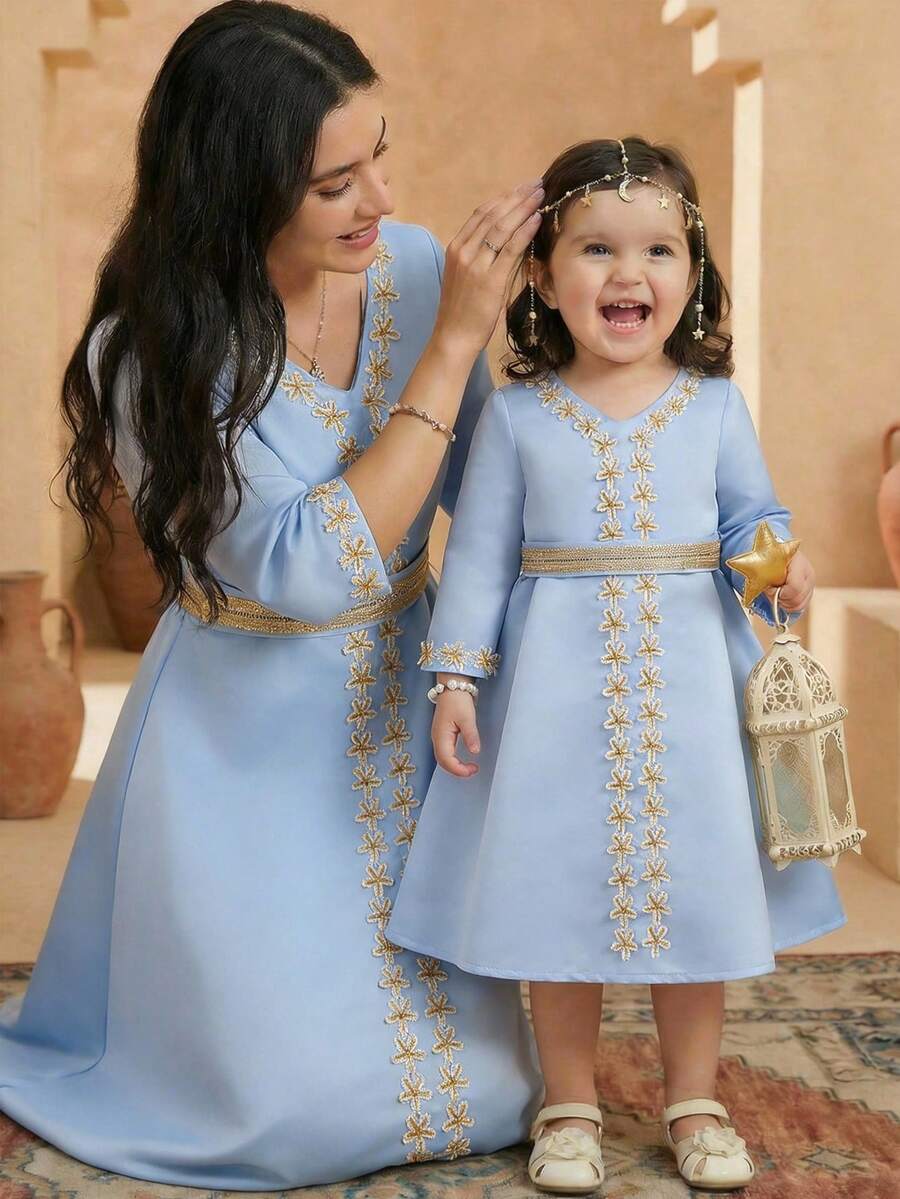 SHEIN Robe longue à manches longues en satin bleu pour tout-petites filles, élégante pour les fêtes et les rassemblements, convient pour le printemps et l'automne - Bleu azur - Voir 1