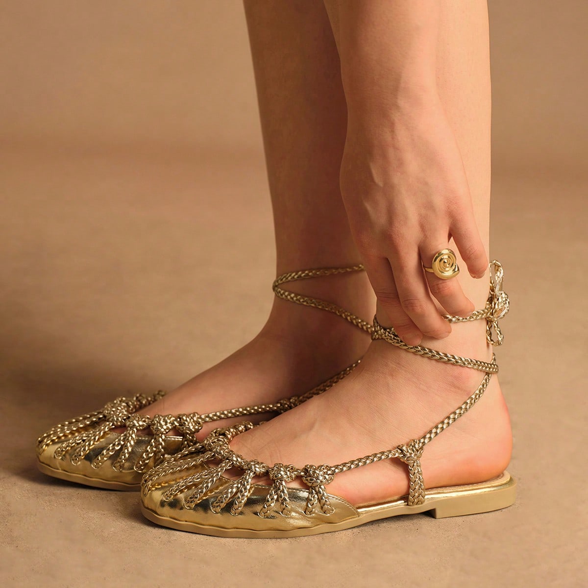 Sandalias planas para mujer, zapatos planos con tiras trenzadas doradas y punta cerrada