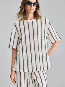 Ontre 2026春夏新款女士两件套，黑白竖条纹针织镂空Polo领上衣搭配松紧腰裤，现代优雅的婚礼宾客装扮，简约浪漫的法式奢华都市时尚商务休闲办公服饰，低调奢华的质感，都市通勤、机场、邮轮、中东旅行必备单品，四季皆宜的高级婚礼系列女士两件套。 - 黑與白 - 查看 5