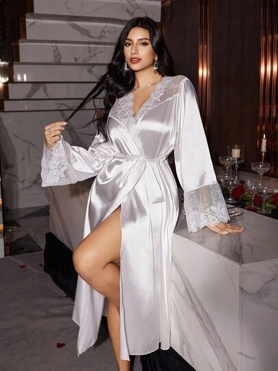 SilkySpell Bata de satén con bordado y ribete de encaje, elegante, romántica y sexy, talla grande