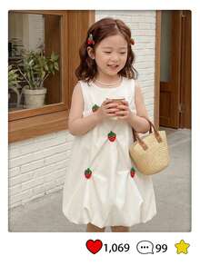 SHEIN Robe d'été beige à col rond sans manches pour jeune fille, avec une forme de bouton de fleur à bulles, dans un style doux et princesse avec un fort sens du design. Le tissu tressé est d'épaisseur modérée. Les badges de fraises décorés sur la robe sont mignons et adorables. La forme de bouton de fleur à bulles convient aux visites quotidiennes dans les champs de fraises, aux tenues de mariage, aux vêtements d'anniversaire, à la détente à la maison et à la lecture de livres d'images. Assister à une fête - Nude - Voir 11