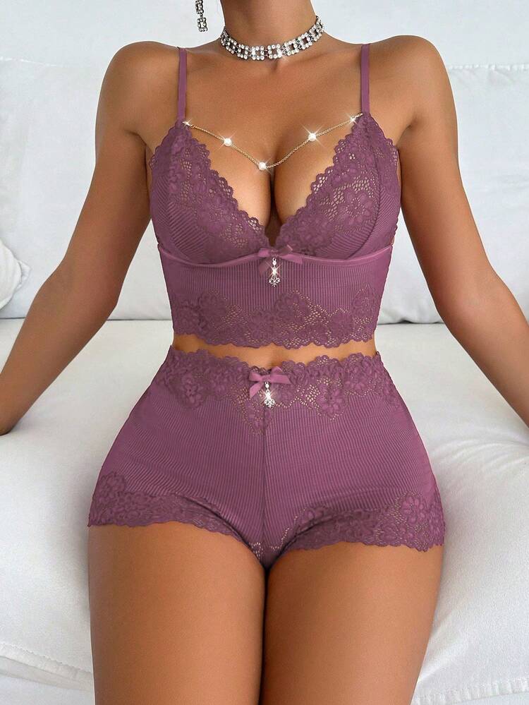 Bộ đồ ngủ gồm áo hai dây và quần short ren gợi cảm, trang trí bằng chuỗi ngọc trai giả. - Màu tím - Xem 1