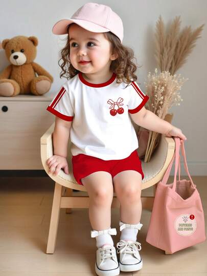 SHEIN 女婴休闲可爱时尚创意个性清新别致简约爱心樱桃蝴蝶结撞色印花套装，充满度假风情，圆领短袖T恤和短裤，适合春季穿着