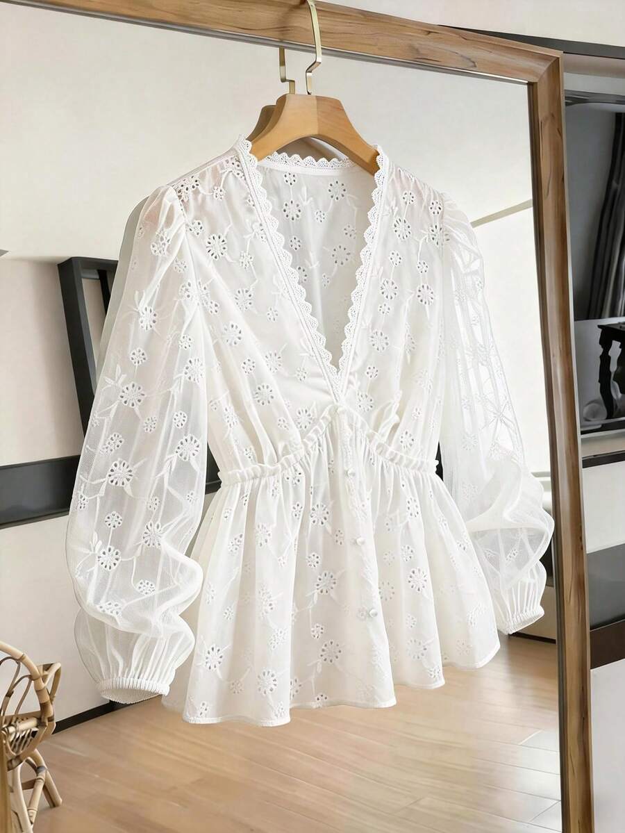 Nubod Blusa/camisa de mujer con cuello en V, mangas abullonadas y volantes, con bordados y patchwork de tela - Blanco - Ver 1