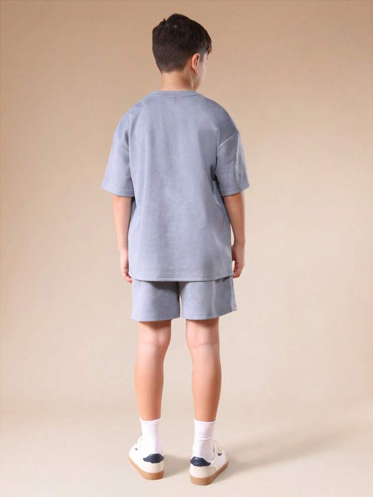 Komplet zamszowy: koszulka i spodenki z logo