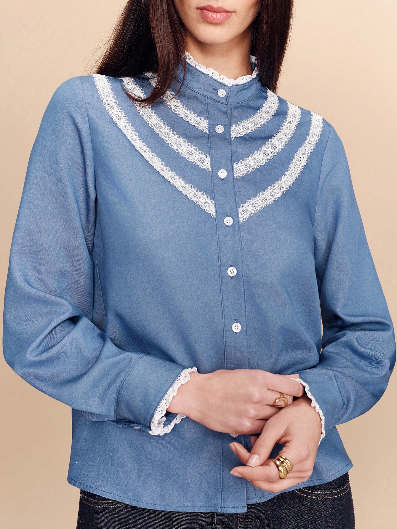 Blaues Langarmhemd mit weißer Spitzendetails, romantischer Frühlings-/Sommerstil, französischer Stil, Pariser Stil